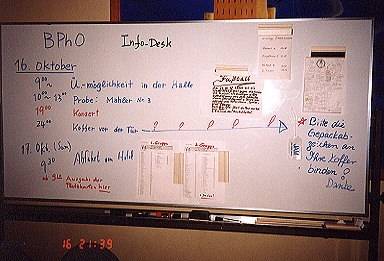 某ホテルロビー端にあった団員向け掲示板